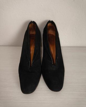Eleganti decolleté in suede nero con scollo a V 