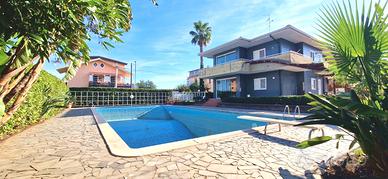 MASCALUCIA CENTRO villa indipendente con piscina