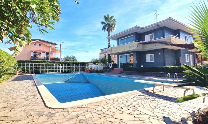 MASCALUCIA CENTRO villa indipendente con piscina