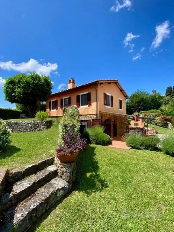 Rustico / Casale di 150 m² con più di 5 locali a C - Vista 2