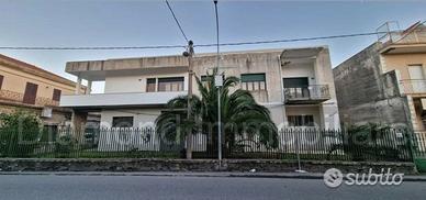 Intero stabile 700mq a Fiumefreddo di Sicilia