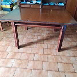Tavolo in legno a pianta quadrata