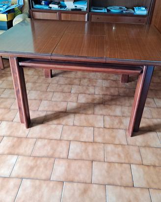 Tavolo in legno a pianta quadrata