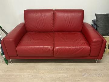 Divano 2 posti in pelle colore rosso/amaranto