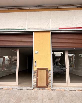 Locale fronte strada