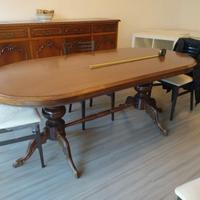 Solido tavolo in legno