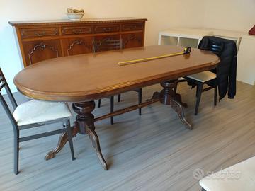 Solido tavolo in legno