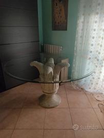 Tavolo in cristallo con piedi in marmo