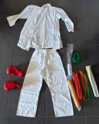 Kimono, cinture e guantoni karate