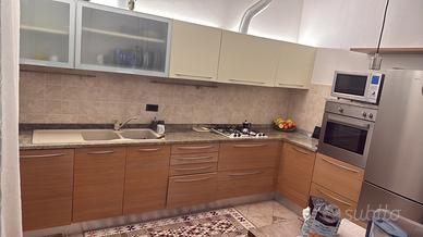 Cucina con tutti elettrodomestici inclusi
