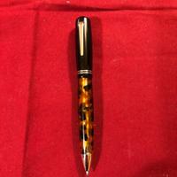 Penna a sfera Delta 366 in resina tornita a mano 