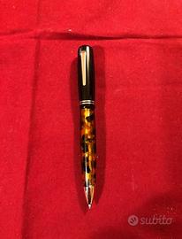 Penna a sfera Delta 366 in resina tornita a mano 