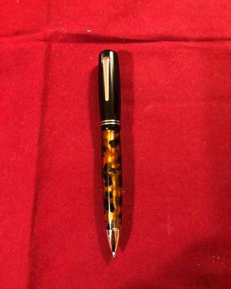 Penna a sfera Delta 366 in resina tornita a mano 