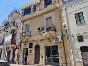 3 LOCALI A GIARDINI NAXOS