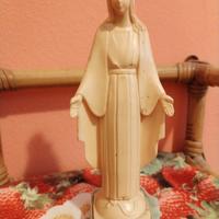 Madonnina di plastica un po' rotta