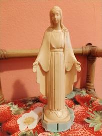Madonnina di plastica un po' rotta