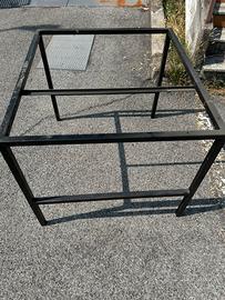 due strutture in metallo x tavolo