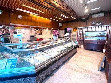 Negozio con magazzino in posizione centrale