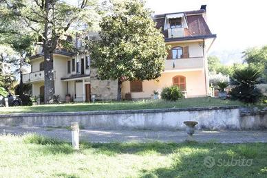 Villa di 645 m² con più di 5 locali e box auto dop