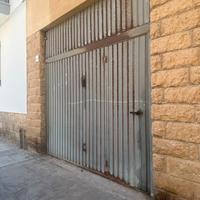 Serranda 3 x 3 metri circa con porta laterale