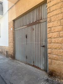 Serranda 3 x 3 metri circa con porta laterale