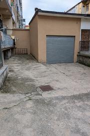 Ampio box auto / magazzino via pellice da privato