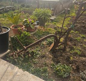 Aratro monovomere antico in ferro battuto