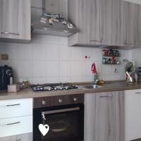 Cucina con elettrodomestici e lavastoviglie