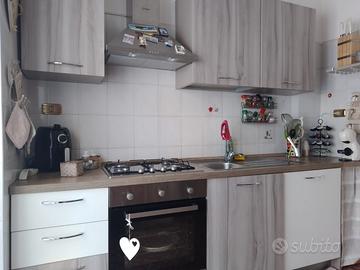 Cucina con elettrodomestici e lavastoviglie