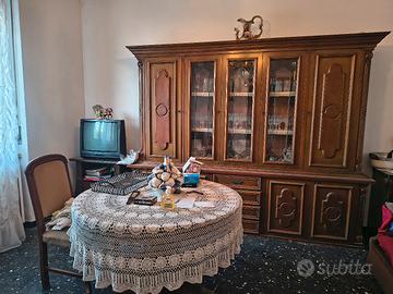 sala completa in legno con tavolo, sedie e divano
