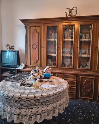 sala completa in legno con tavolo, sedie e divano