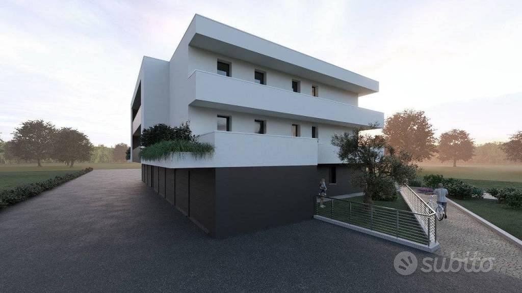 Appartamento di 112 m² con 4 locali e box auto a I - Altro