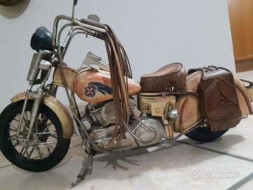 moto castum in metallo 