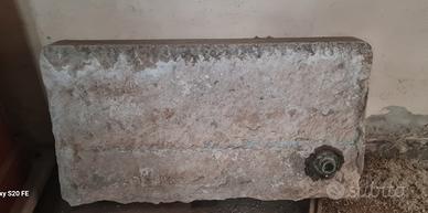 secchiaio antico in marmo