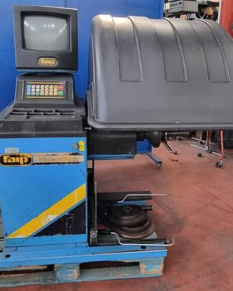 Equilibratrice pneumatici da camion