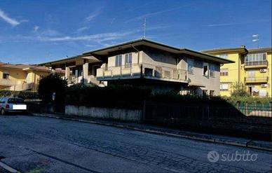 Immobile in asta di 206 m² con box auto a Pontelon