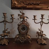 Orologio barocco con candelabri dorati 