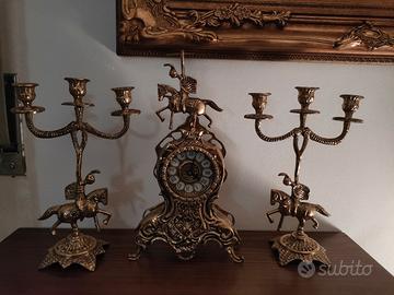 Orologio barocco con candelabri dorati 