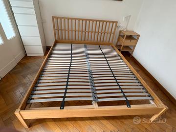 Letto matrimoniale reti a doghe e comodino  Ikea 