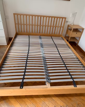 Letto matrimoniale reti a doghe e comodino  Ikea 