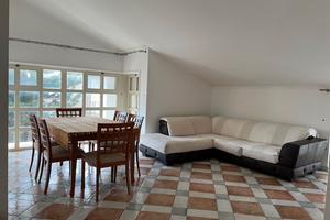 Trivano ultimo piano arredato zona Borgata S.Lucia