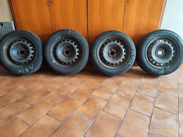 4 cerchi in ferro a 4 fori e 2 treni di gomme