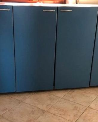 Armadio blu in legno massiccio