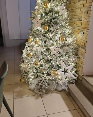 albero di Natale innevato 