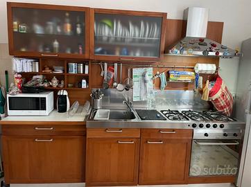 Cucina in ciliegio con forno Whirpool + dispensa