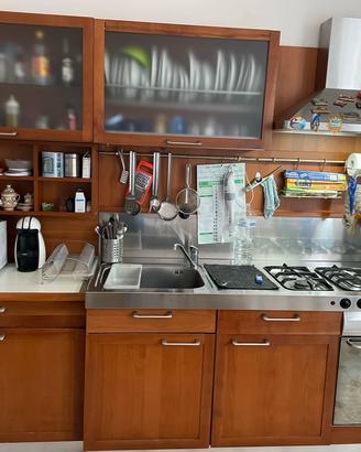 Cucina in ciliegio con forno Whirpool + dispensa