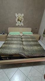 Letto matrimoniale con reti a doghe alzabili