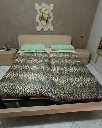 Letto matrimoniale con reti a doghe alzabili