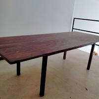 Tavolo in legno e gambe in metallo 