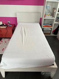 Letto, comodino e sedia scrivania